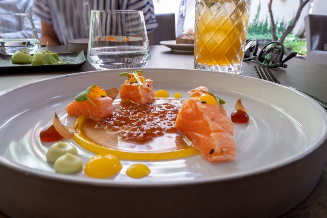 Salmon, passion fruit y ponzo