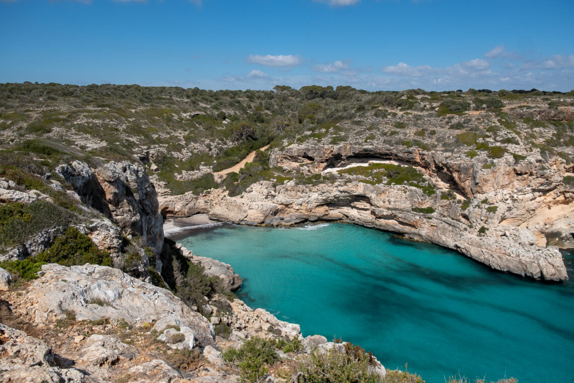 Blue is the warmest color: Cala Marmols - Estilo Palma