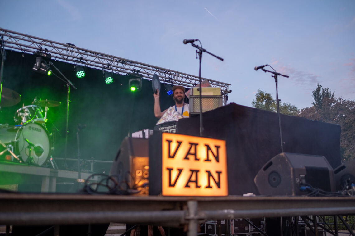 Van Van Market