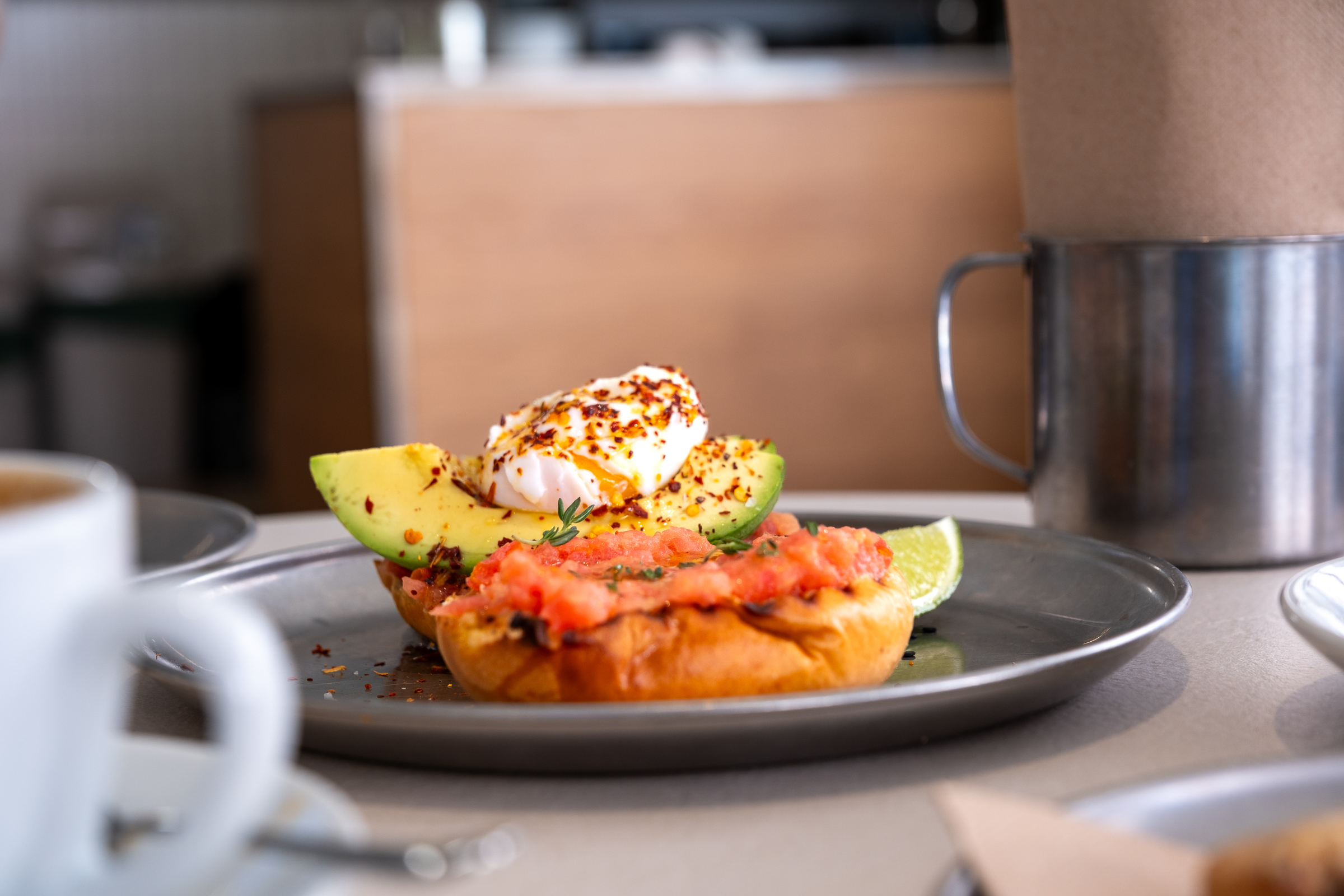 Brioche con tomate y aguacate